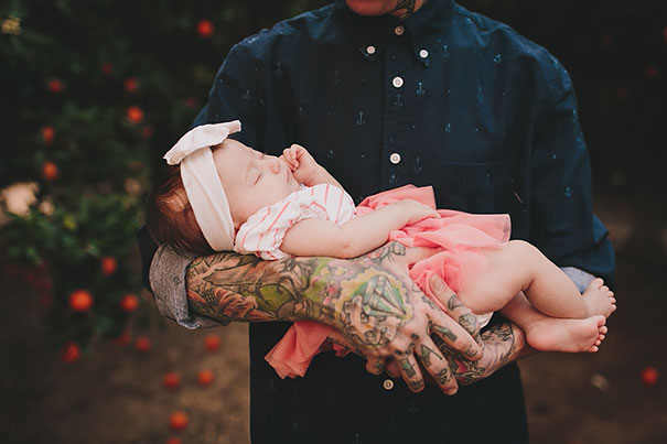 padres tatuados con sus bebes