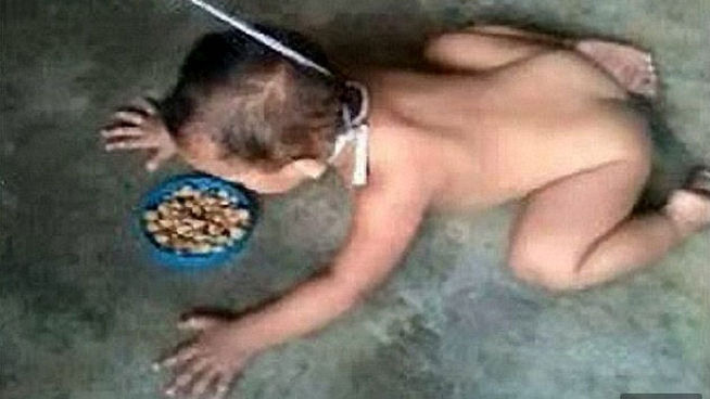 Conmoción por el bebé filipino que es tratado como un perro