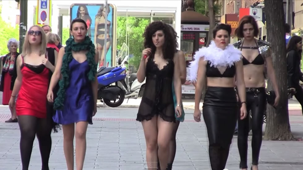 Esto es lo que pasa si apareces en una óptica vestida como la chica de su anuncio