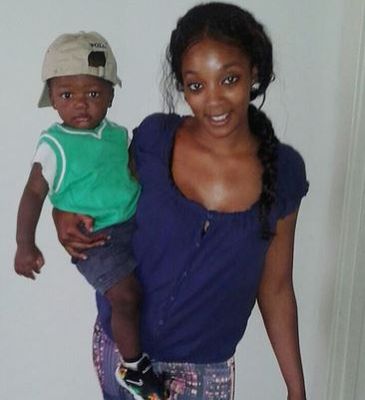 Le da un beso a su hijo antes de tirarlo por un puente