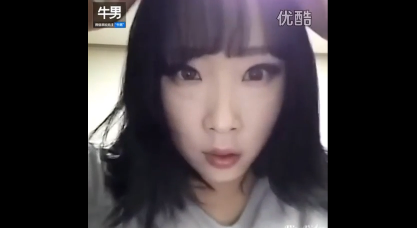 mujer asiatica se desmaquilla