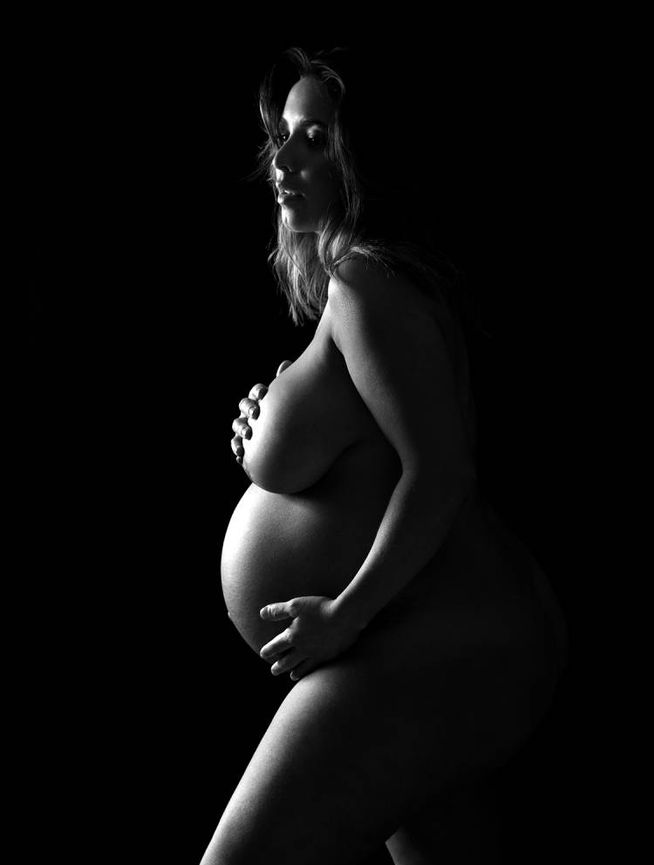 foto censurada de embarazada desnuda