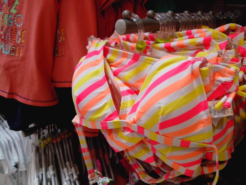 Exigen a Carrefour retirar bikinis con relleno para niñas de 9 años