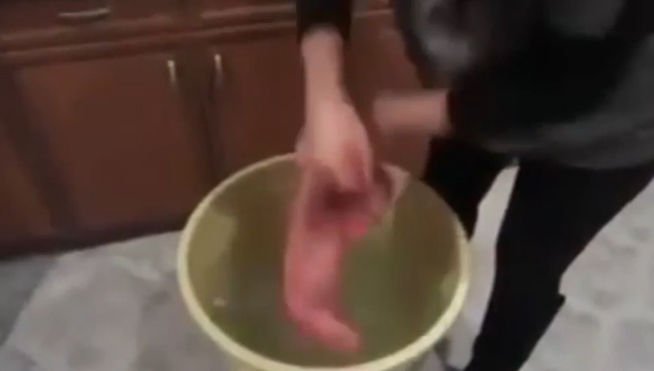 El polémico vídeo de 'yoga extremo para bebés' que ha indignado al mundo