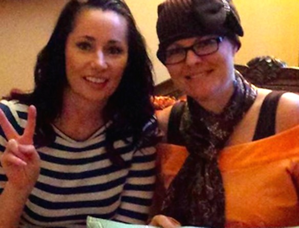 Adopta a las hijas de su mejor amiga cuando muere