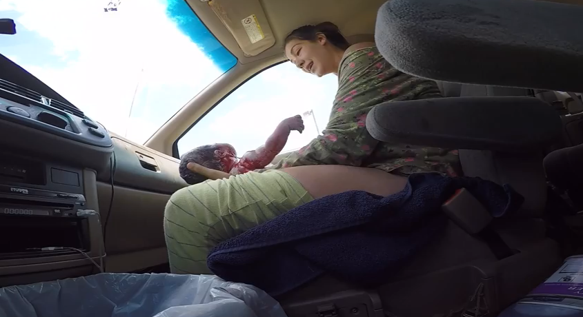 mujer da a luz en el coche video