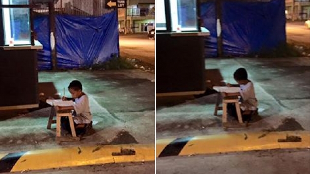 niño que estudia en la calle