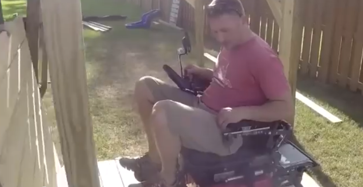 construye columpio para su hija en silla de ruedas