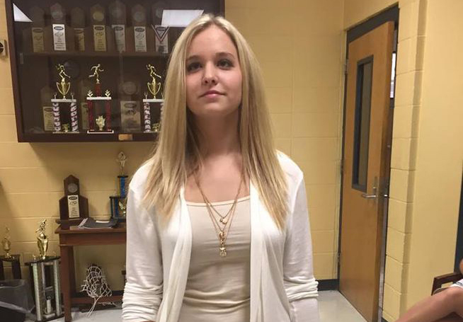 Esta chica fue expulsada de clase por enseñar clavícula