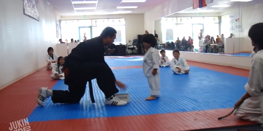 niño rompiendo primera tabla taekwondo