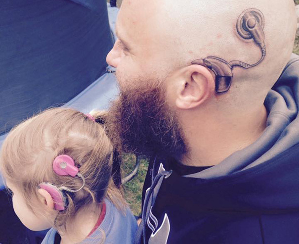 Se tatúa un implante en el oído para que su hija sorda no se sienta distinta