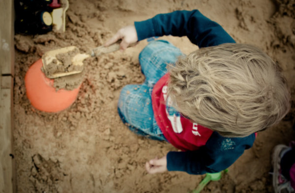 niños cavan tunel para escapar de la guarderia
