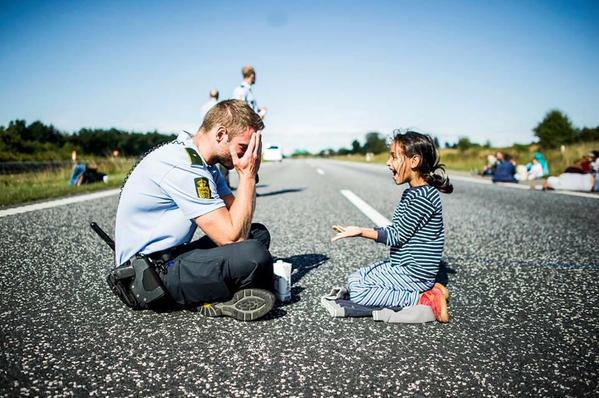 policia danes y niña siria