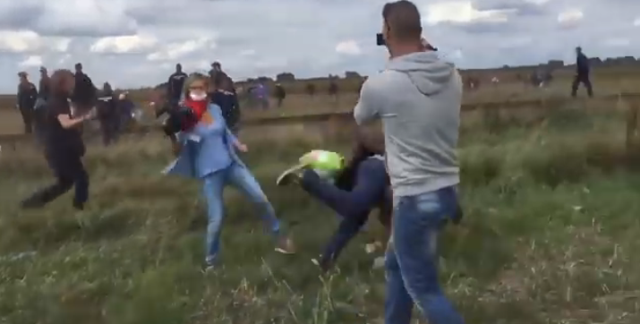 reportera da patadas a regufiados sirios