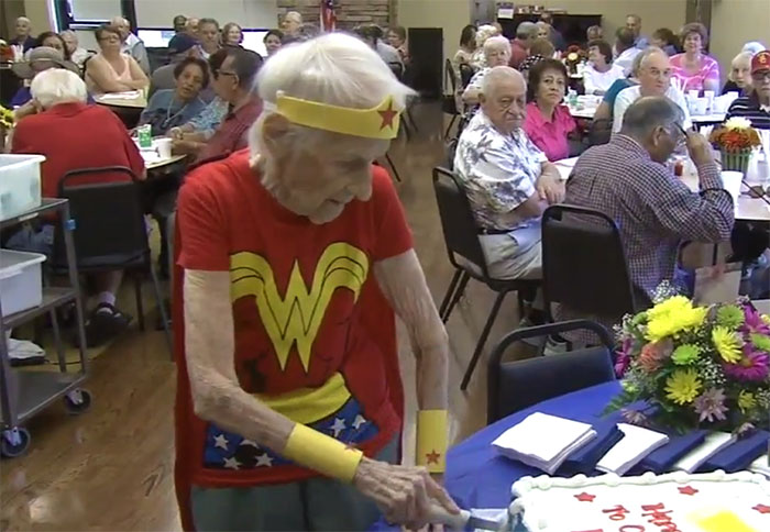 anciana 103 años cumpleaños wonder woman