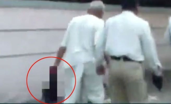 Decapita a su mujer por infiel y se pasea con su cabeza