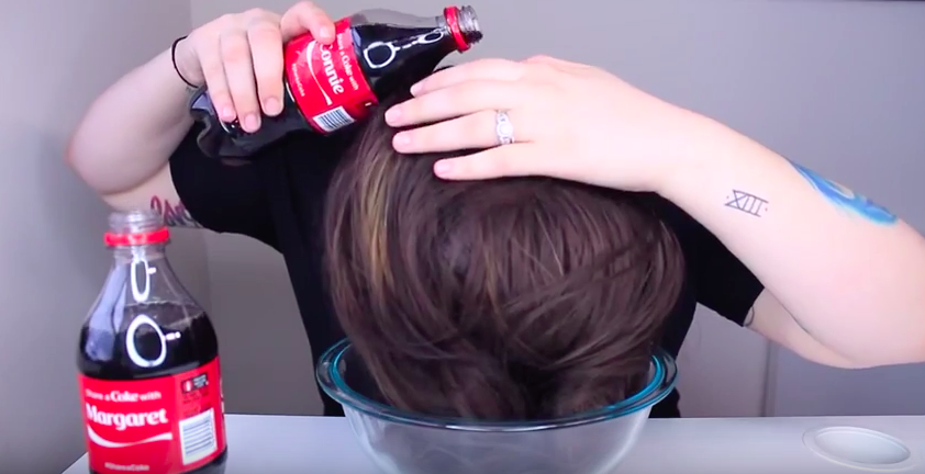 lavarse el pelo con coca cola