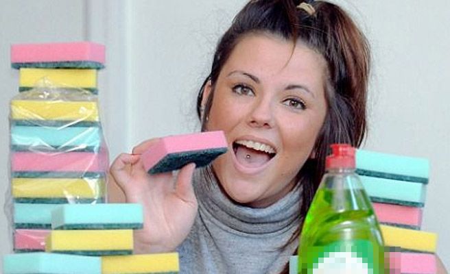 mujer come estropajos