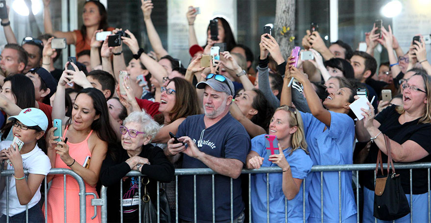 La foto de esta anciana sin smartphone da la vuelta al mundo 