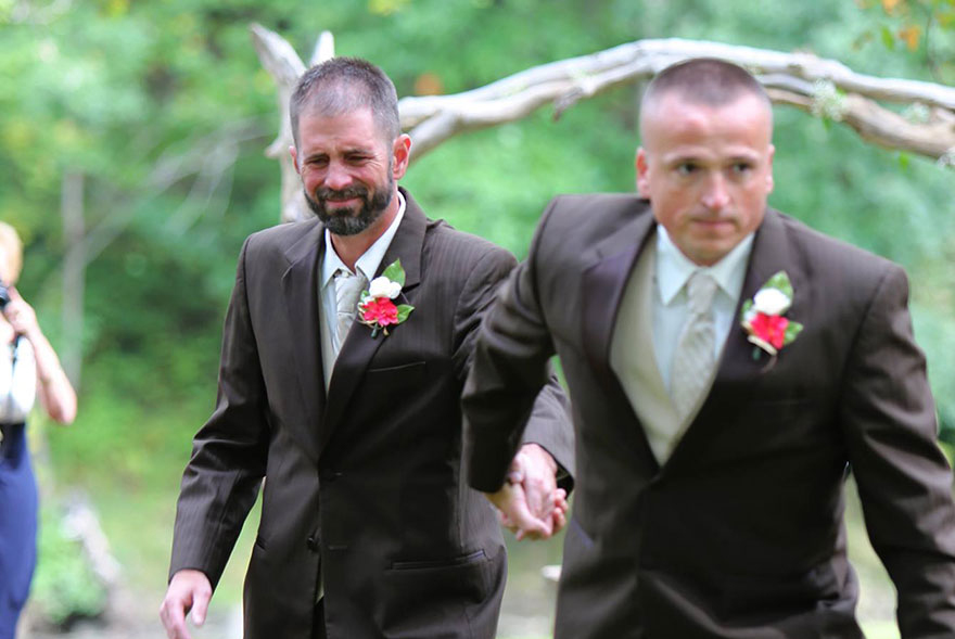 padre y padrastro llevan juntos a su hija al altar