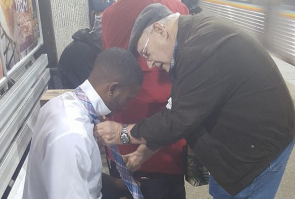 abuelo corbata metro