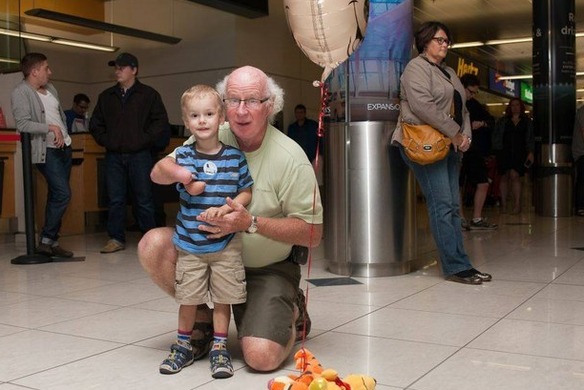 El momento mágico en el que este niño adoptado conoce a su nuevo abuelo