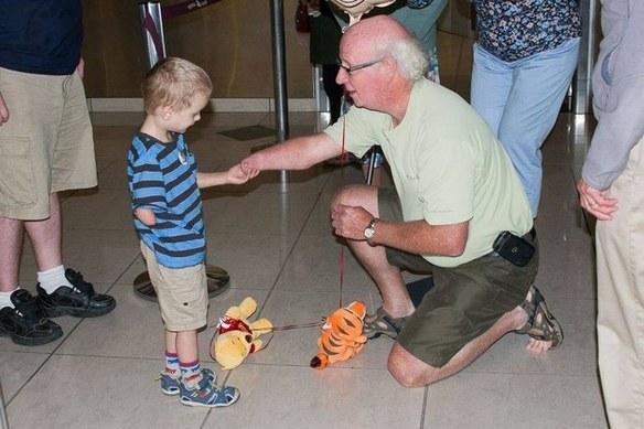 Abuelo y nieto adoptivo con la misma discapacidad