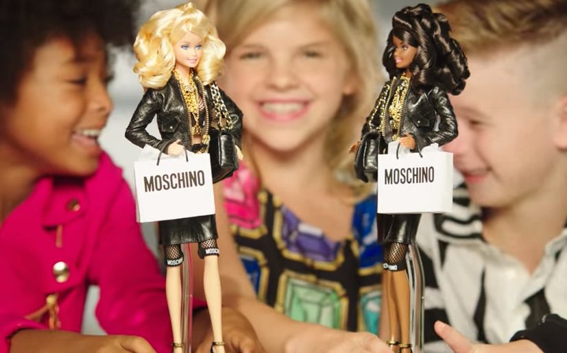 niño en el anuncio de barbie 