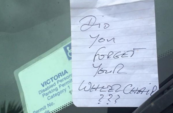 nota a mujer en silla de ruedas