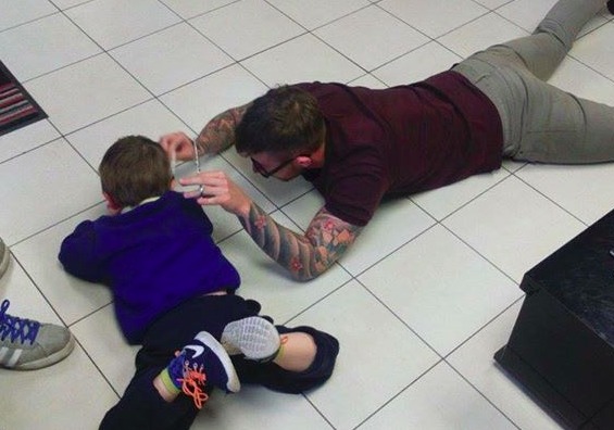 Lo que este peluquero hizo por un niño autista ha emocionado a Facebook