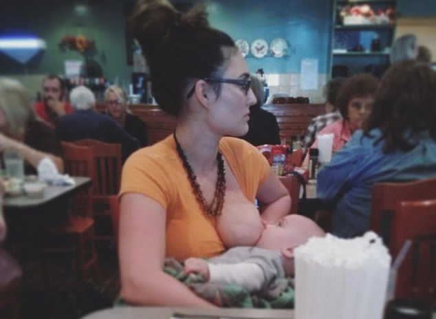 Ashley Kaidel post amamantar en publico 