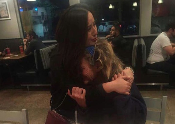 mujer abraza a sintecho