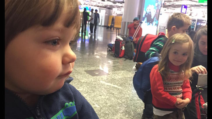 Esta imagen del 'amor a primera vista' de una niña es lo más tierno que verás hoy