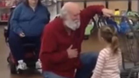 Así reacciona este hombre cuando una niña lo confunde con Papá Noel