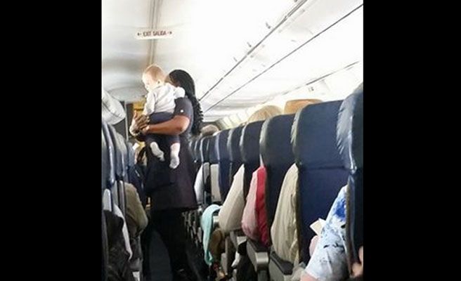 Lo que esta azafata hizo por un bebé en pleno vuelo ha conmovido al mundo