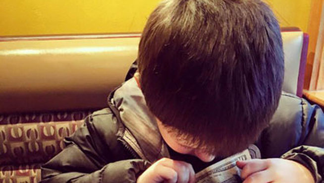 madre enseña a su hijo a respetar a las mujeres