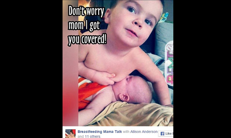 Polémica por una foto en la que un niño juega a amamantar a un bebé