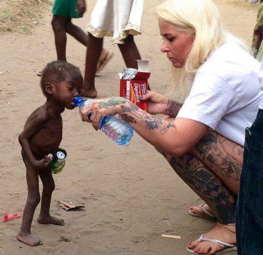 La emotiva imagen del momento en el que una voluntaria rescata a un niño abandonado 