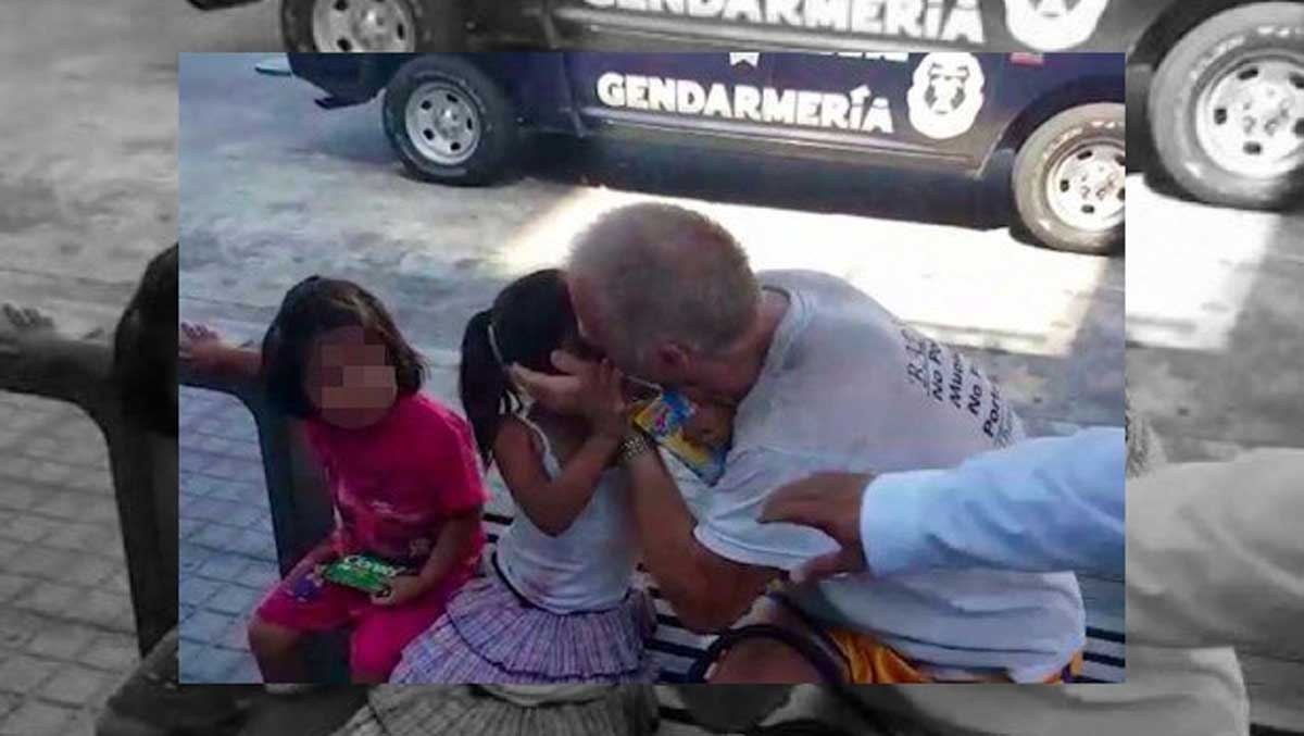 hombre besa a niñas en la calle
