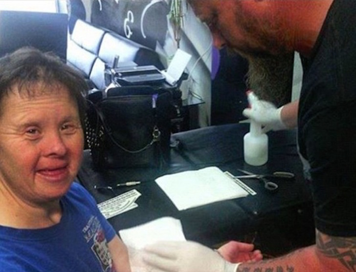 mujer con sindrome de down tatuaje