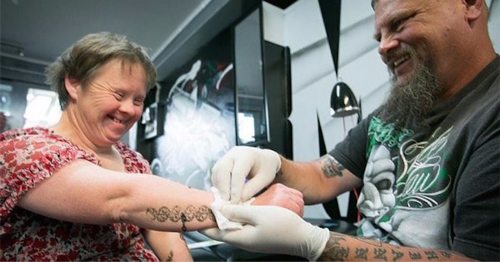 mujer con sindrome de down tatuajes