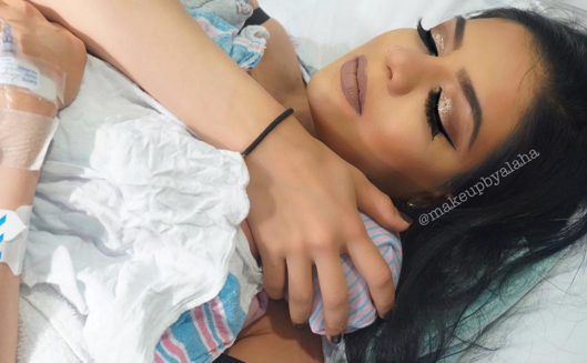 mujer se maquilla durante el parto