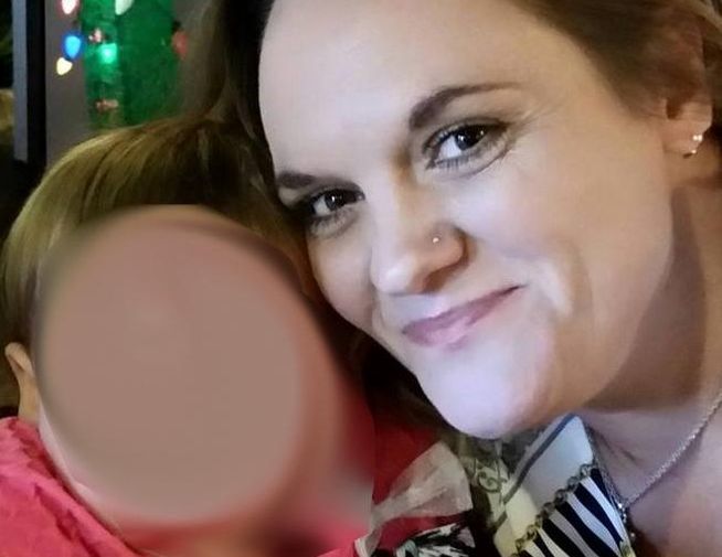 Una madre quema a su hija de dos años en el horno