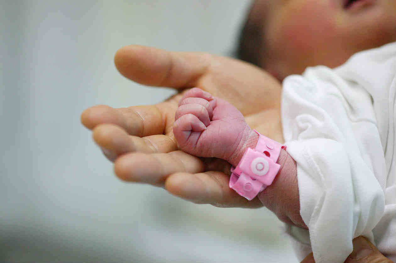 Nace un bebé dos meses después de que muera su madre