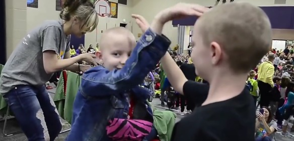 niños se rapan la cabeza por una compañera con cancer