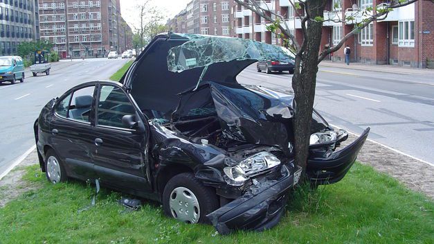 Sufre un accidente de tráfico por conducir mientras se afeita el pubis