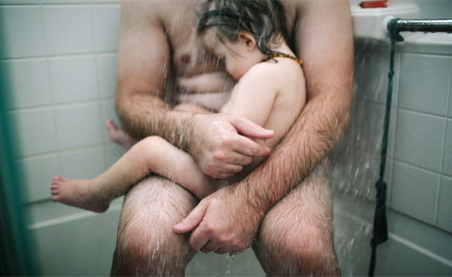 Facebook censura una tierna imagen de un padre bañando a su hijo enfermo