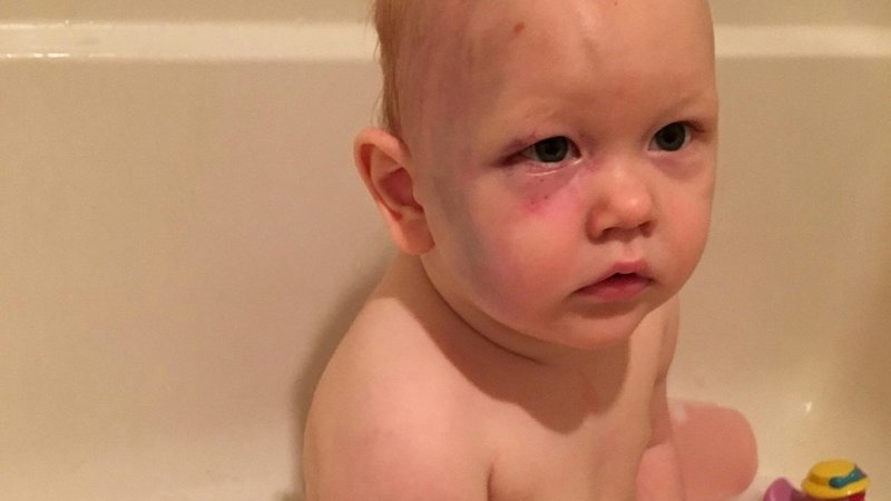 niñera maltrata a un bebe