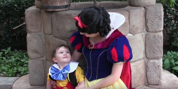 niño autista con blancanieves
