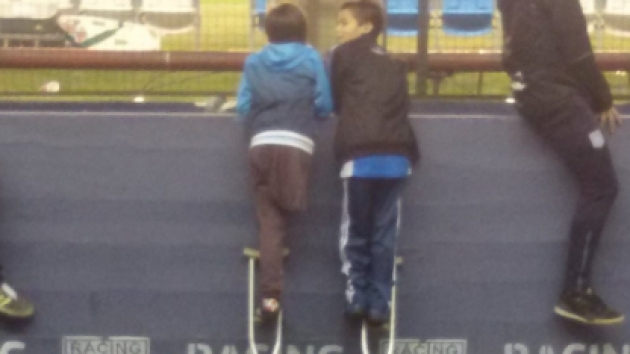 niño comparte muleta con su amigo